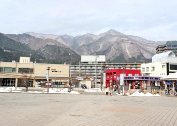 駅,町,曇り,屋外,ロータリー,冬