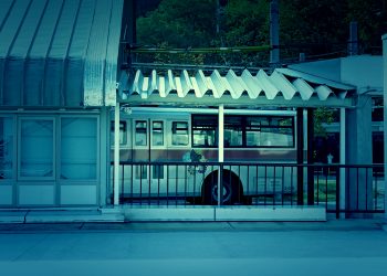 駅,ロータリー,町,屋外,晴れ,秋,ホラー