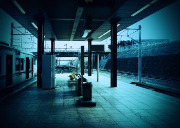 駅,町,曇り,屋外,ホラー