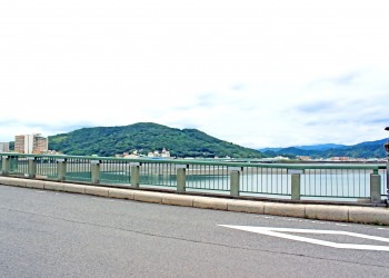 川,町,曇り,屋外,夏