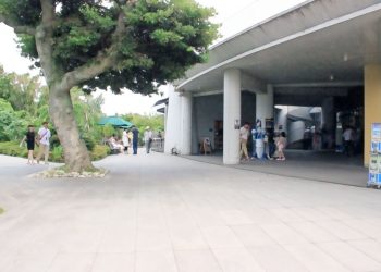 建物前,町,曇り,屋外