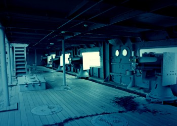乗り物,戦艦,屋内,曇り,ホラー