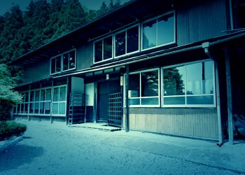 建物前, 村, 夏, 屋外, 曇り,ホラー