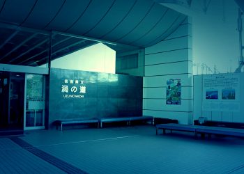 町,建物前,屋外,ホラー,晴れ