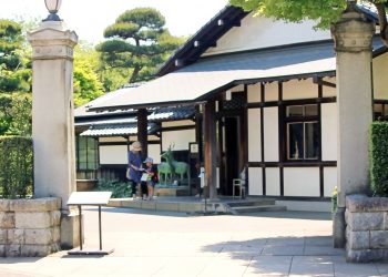 町,建物前,夏,屋外,晴れ