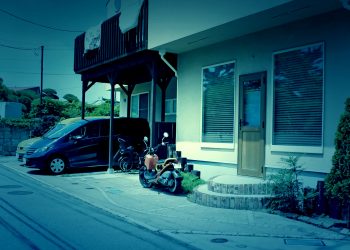 町,建物前,夏,屋外,晴れ,ホラー