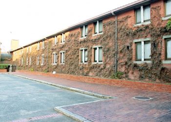 建物前,町,曇り,屋外