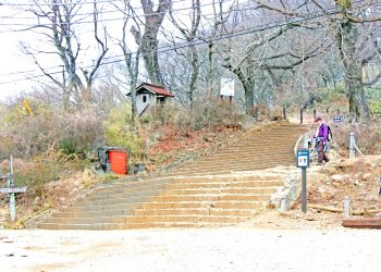 林道,アウトドア,屋外,冬,曇り,昭和レトロ