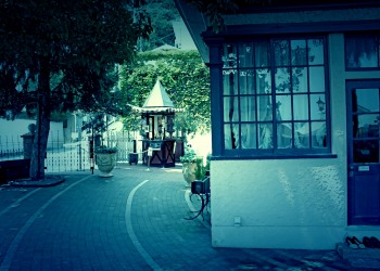洋館,町,屋外,夏,晴れ,ホラー