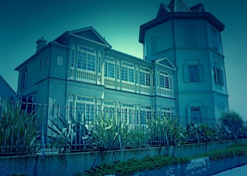 洋館,町,屋外,夏,晴れ,ホラー