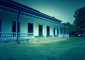 洋館,洋風庭園,屋外,春,晴れ,ホラー