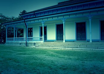 洋館,洋風庭園,屋外,春,晴れ,ホラー