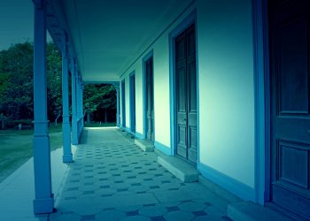 洋館,洋風庭園,屋外,春,晴れ,ホラー