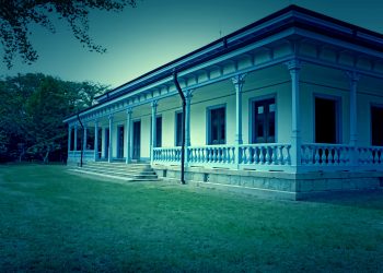 洋館,洋風庭園,屋外,春,晴れ,ホラー