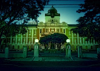 洋館,建物前,町,屋外,秋,晴れ,ホラー